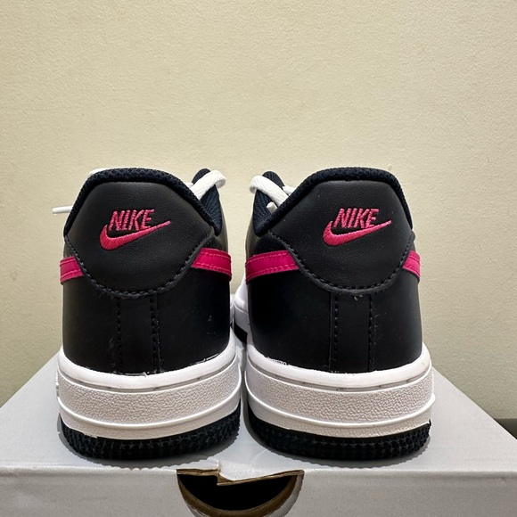 NIB Little Kid's Nike Force 1 White/Fierce Pink CZ1685 109 - Picture 6 of 7